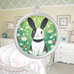 Zwart-wit konijntje Ketting<br><div class="desc">Een schattig zwart-wit konijn in een veld van wilde bloemen. Digitaal gemaakt in een cartoon stijl. Perfect ontwerp voor kinderen en volwassenen op vele trendy producten! Pas uw achtergrondkleur of tekst aan!</div>