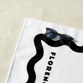 Zwart-wit kronkelmotief met tekst strandlaken (In situ)