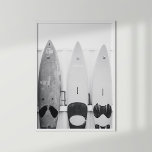 Zwart-wit Kust Surf Boards Poster<br><div class="desc">Deze zwart-wit kustprint is voorzien van surfplanken. Ideaal voor liefhebbers van surven.</div>
