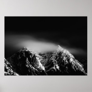 Zwart-wit lange belichtingswolken boven berg poster