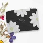 Zwart-wit Leuke Daisy Bloemen Aangepaste Naam iPad Pro Cover<br><div class="desc">Een schattige witte madeliefje op een zwarte iPad cover. Jouw namen toevoegen</div>