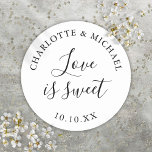 Zwart-wit liefde is zoete bruiloft gunst ronde sticker<br><div class="desc">Zwart-wit bruiloft gunst liefde is zoete klassieke ronde sticker. Ontworpen door Thisnotme©</div>