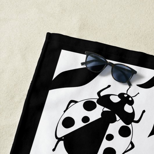 Zwart-wit lieveheersbeestjes gepersonaliseerde str strandlaken (In situ)