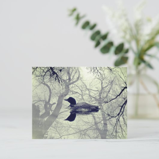 Zwart-wit loon op een meer postkaart (Staand voorkant)