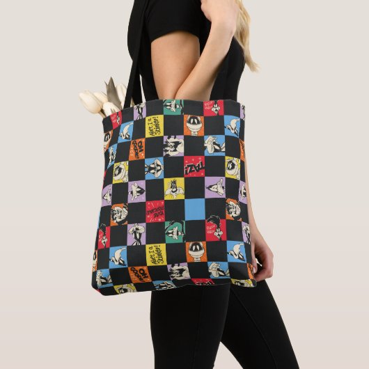 Zwart-wit LOONEY TUNES™ in kleurrijke checker Tote Bag (Dichtbij)