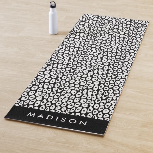 Zwart-wit luipaardprint gepersonaliseerd yogamat (In situ)