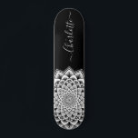 Zwart wit Mandala Pattern Monogram Skateboard<br><div class="desc">Een levendig wit op het zwarte abstracte mandala-patroonskateboard met een verbluffend symmetrisch patroon. Uniek en vet symbool van het universum.</div>