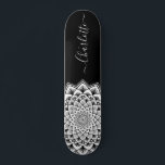 Zwart wit Mandala Pattern Monogram Skateboard<br><div class="desc">Een levendig wit op het zwarte abstracte mandala-patroonskateboard met een verbluffend symmetrisch patroon. Uniek en vet symbool van het universum.</div>