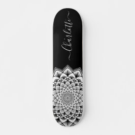Zwart wit Mandala Pattern Monogram Skateboard