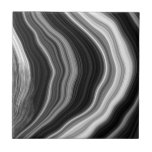 Zwart-wit marmer-effect-tegel tegeltje<br><div class="desc">Deze moderne tegel is voorzien van een verfijnde mix van zwart, wit en grijs in een opvallend door agaat geïnspireerd marmeren effect. Met abstracte, vloeiende lijnen brengt het elegante stenen textuur en een monochroom palet naar elke ruimte. Perfect voor luxe badkamers of eigentijdse interieurs op zoek naar een vleugje stijlvolle...</div>