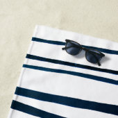 Zwart, wit, mediterraan blauw geschilderde strepen strandlaken (In situ)