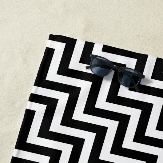 Zwart-wit Medium Diagonale Chevron Stripes Strandlaken (In situ)