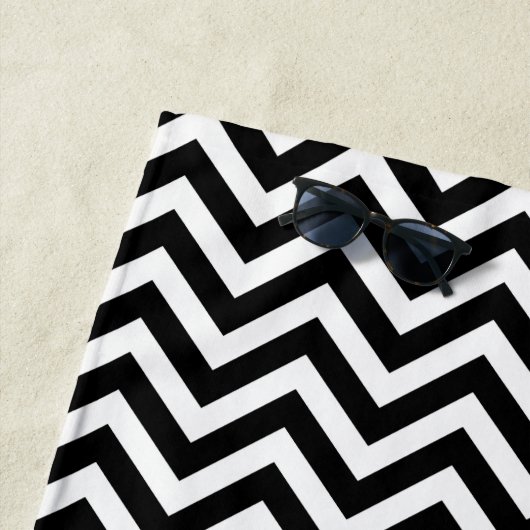 Zwart-wit Medium Size Chevron Stripes Strandlaken (In situ)