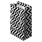 Zwart-wit Medium Size Verticale Chevron Klein Cadeauzakje (Voorkant Gekanteld)