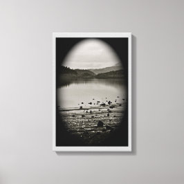 ZWART-WIT MEER UITZICHT OP EEN BEWOLKTE DAG CANVAS AFDRUK