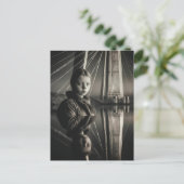 Zwart-wit meisje bij de brug dubbele belichting briefkaart (Staand voorkant)