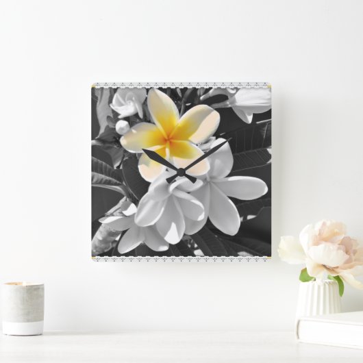 Zwart wit met één geel Frangipani, wandklok (Huis)