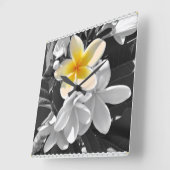 Zwart wit met één geel Frangipani, wandklok (Hoek)