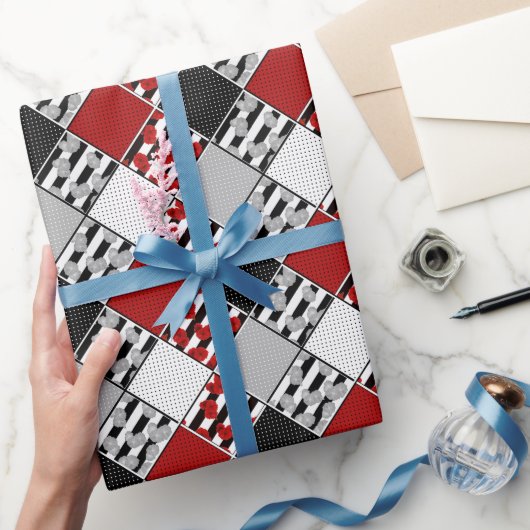 Zwart wit met rode retro patchwork cadeaupapier (Geschenken)