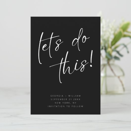 Zwart-wit minimale scripttypografie save the date (Staand voorkant)