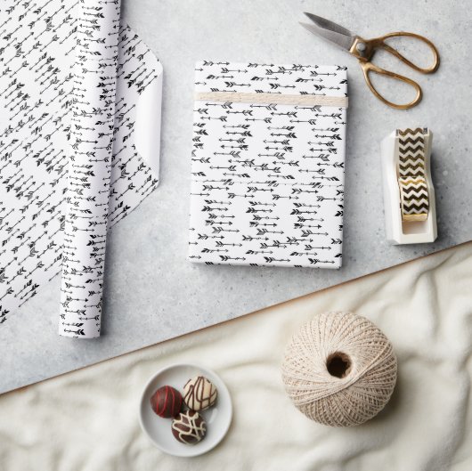 Zwart-wit minimalistisch boho pijlpatroon cadeaupapier (Crafts)