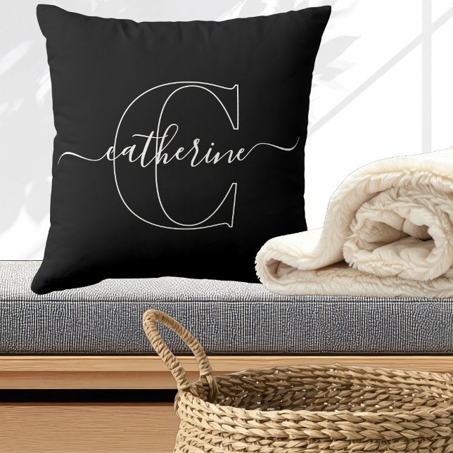 Zwart Wit Minimalistisch Elegant Schrift Monogram Kussen (Custom First Name Initial Monogram Minimalist Typography Black Throw Pillow)