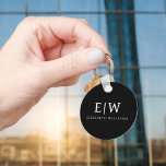 Zwart-wit Minimalistisch Modern Monogram Sleutelhanger<br><div class="desc">Introductie van ons Black and White Minimalist Modern Monogram-Collectie: omarm eenvoud en verfijning met onze minimalistische design, samengesteld om uw stijl moeiteloos te verbeteren. Dit collectie is gemaakt met een scherp oog voor moderne esthetiek en heeft strakke zwart-witte design die worden geaccentueerd door gepersonaliseerde monogrammen. Van chique briefpapier tot veelzijdige...</div>