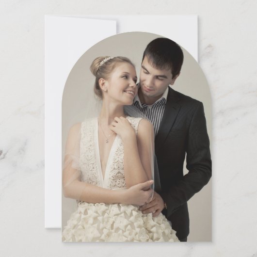 Zwart wit minimalistisch script boog foto bruiloft kaart (Achterkant)