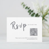 Zwart-wit minimalistisch script bruiloft QR-code RSVP Kaartje (Staand voorkant)