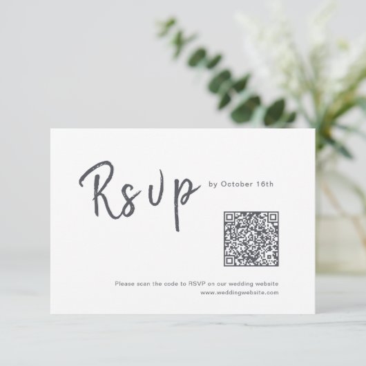 Zwart-wit minimalistisch script bruiloft QR-code RSVP Kaartje (Staand voorkant)