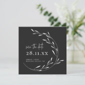 Zwart wit minimalistisch Wreath Square Save the Da Save The Date (Staand voorkant)