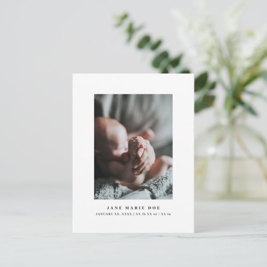 Zwart-wit minimalistische geboortekaart briefkaart (Staand voorkant)