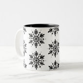 Zwart-wit minimalistische grafische sneeuwvlok tweekleurige koffiemok (Voorkant links)