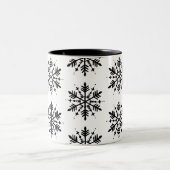 Zwart-wit minimalistische grafische sneeuwvlok tweekleurige koffiemok (Center)