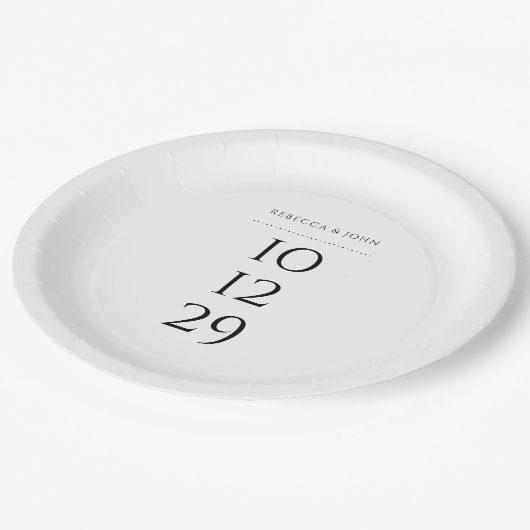 Zwart-wit minimalistische speciale datum bruiloft papieren bordje (Gekanteld)