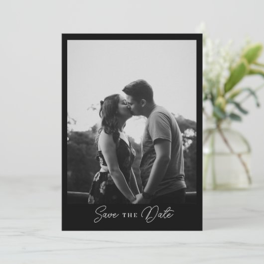 Zwart-wit minimalistische trouwfoto save the date (Staand voorkant)