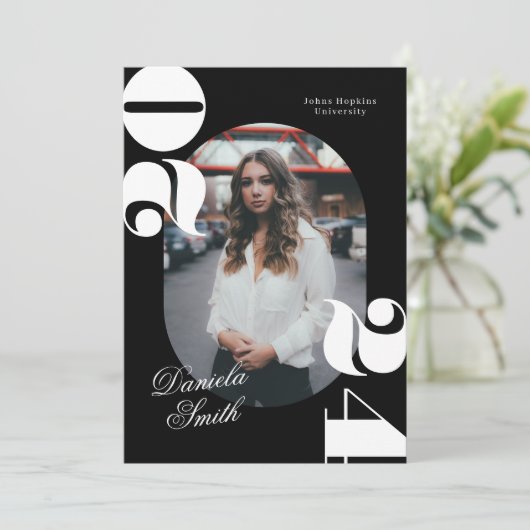 Zwart & Wit Modern Bold Klasse van 2024 Afstuderen Kaart (Staand voorkant)