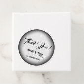 Zwart-wit Modern Elegance Wedding Favor Labels (In situ)