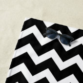 Zwart-wit Modern Elegant Chevron Monogram Strandlaken (In situ)