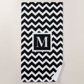 Zwart-wit Modern Elegant Chevron Monogram Strandlaken (Voorkant)