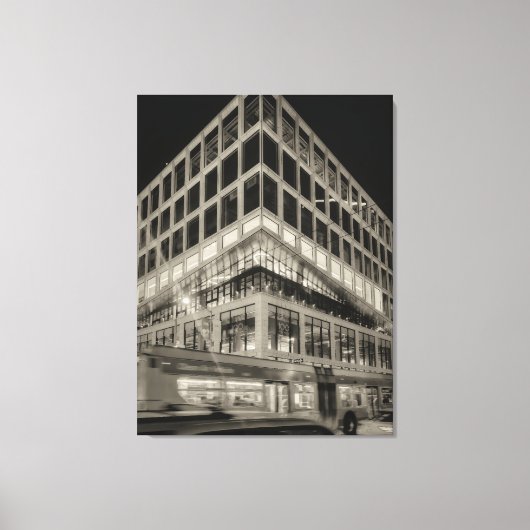 Zwart-wit modern gebouw 's nachts canvas afdruk (Voorkant)