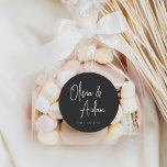 Zwart-wit modern handgeschreven handgeschreven han ronde sticker<br><div class="desc">Ontworpen om onze moderne handgeschreven bruiloft van het Manuscript te passen. Een prachtig op typografie gebaseerd ontwerp met een minimalistisch gevoel,  met modern handgeschreven script en klassiek serif-lettertype op een zwarte achtergrond met zachte as.</div>