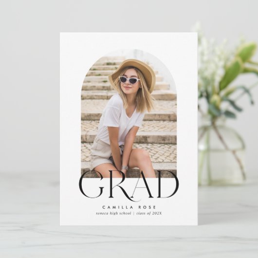 Zwart + wit Modern minimalistisch boog Afstuderen Kaart (Staand voorkant)