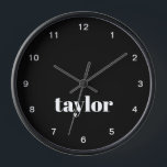 Zwart-wit Modern Minimalistisch Trendy Custom<br><div class="desc">Introductie van de Black and White Modern Minimalist Trendy Custom Clock - een verfijnd en gepersonaliseerd uurwerk dat perfect is voor het geven van cadeaus aan bazen, collega's, medewerkers of iedereen die een stijlvol huis of kantoor-accessoire nodig heeft. Deze aangepaste klok heeft een modern minimalistisch ontwerp in klassieke zwart-witte tinten,...</div>
