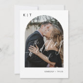 Zwart-wit modern monogram boog foto bruiloft kaart (Voorkant)