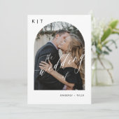 Zwart-wit modern monogram boog foto bruiloft kaart (Staand voorkant)