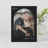 Zwart-wit modern monogram boog foto bruiloft kaart (Staand voorkant)