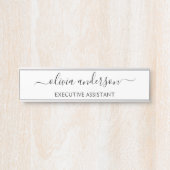 Zwart wit modern script meisjesmonogram naam deurbordje (Voorkant)