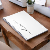 Zwart wit modern script meisjesmonogram naam notitieboek