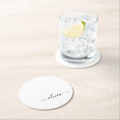 Zwart wit modern script meisjesmonogram naam ronde kartonnen onderzetter (Insitu)